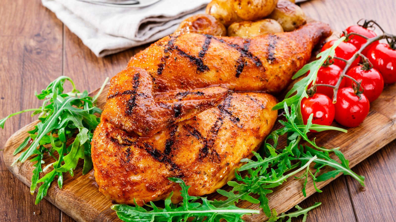 une assiette de poulet grillé avec des légumes et des pommes de terre